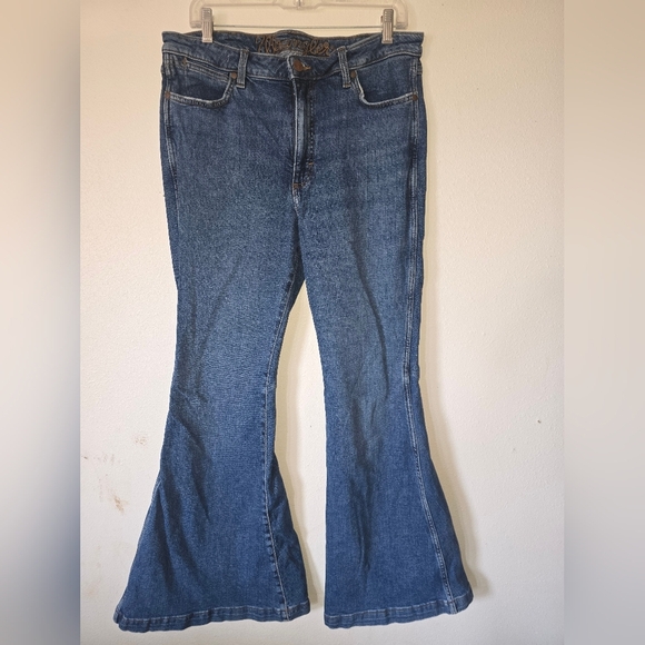 Women's Wrangler Blue Ultra-Flared Jeans Sz 32x34 - Picture 2 of 3